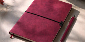 Записна книжка А5 Toscano бордового кольору з м’якою обкладинкою та резинкою