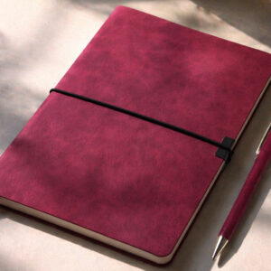 Записна книжка А5 Toscano бордового кольору з м’якою обкладинкою та резинкою