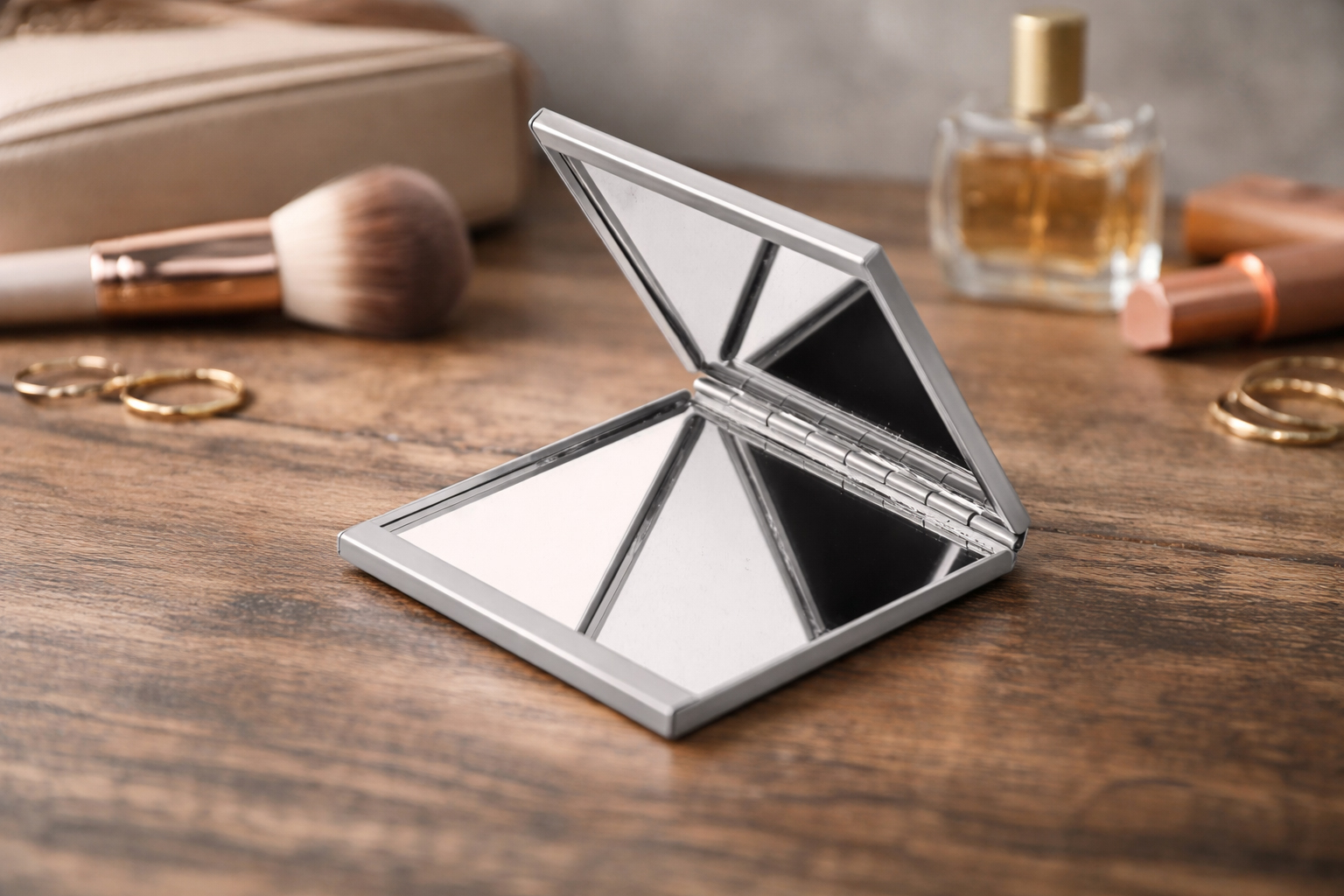 Компактне складне дзеркало Glaz TM Discover у відкритому вигляді на дерев’яній поверхні