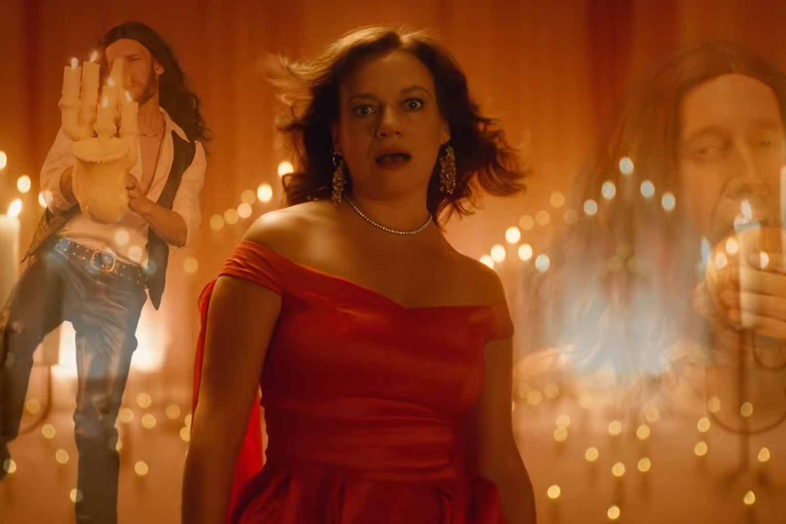 Flick Your Bic повертається — жінка в червоній сукні серед свічок у атмосферній рекламній сцені Bic