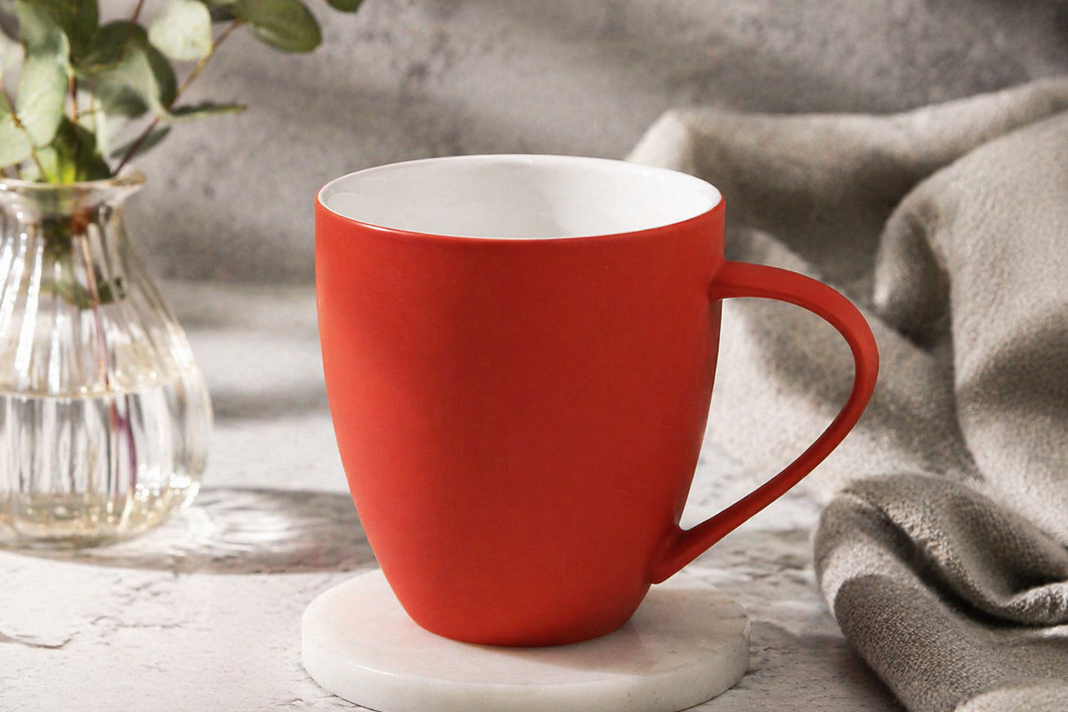 Керамічне горнятко Velvet ТМ Discover з soft-touch покриттям червоного кольору на столі