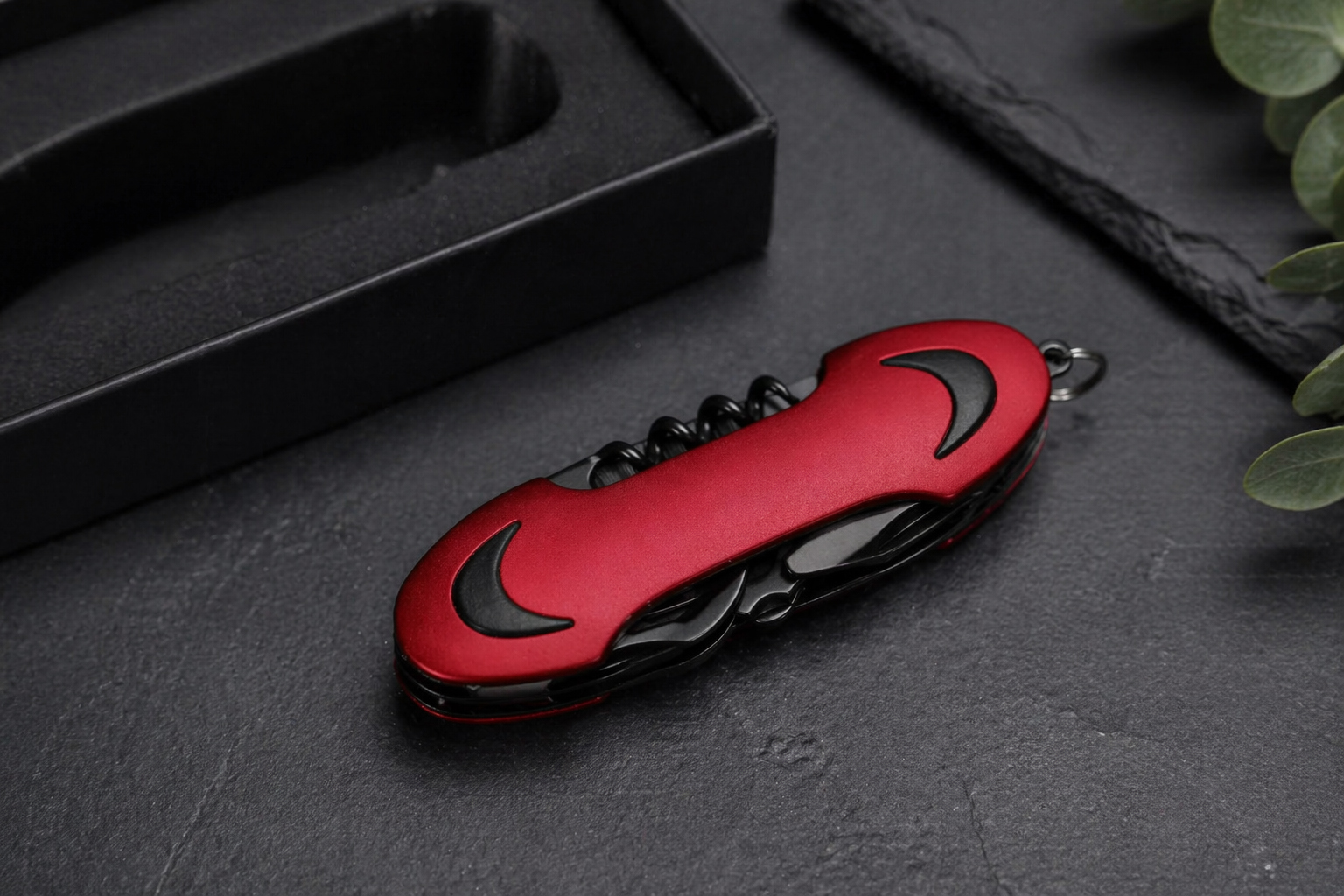 ніж Flint TM Discover багатофункціональний червоний у закритому вигляді на темному фоні