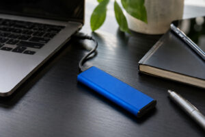 Портативний SSD GOODRAM GMFT з логотипом підключений до ноутбука на робочому столі