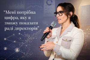 Cimin Ahmadi Cohen на сцені з мікрофоном на тлі цитати про потребу в цифрі для ради директорів — ілюзія рекламної атрибуції